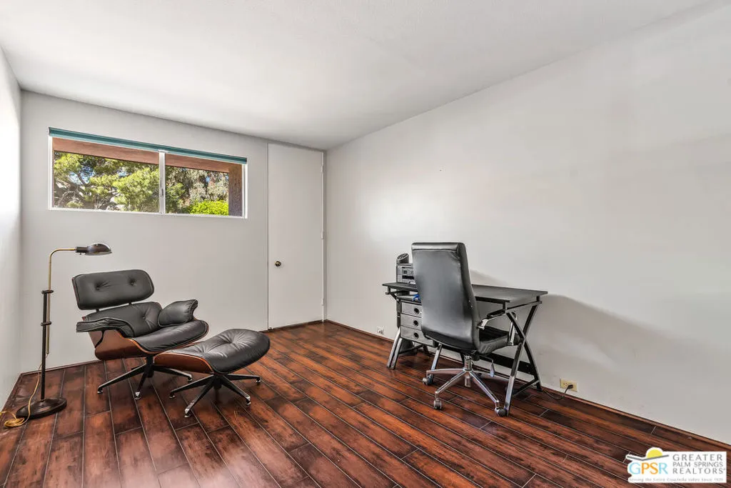 2530 N Whitewater Club Drive D, Palm Springs, California 92262 home-pic-26